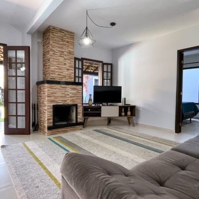 Casa Residencial com 340m², 3 quartos, 1 suíte, 2 garagens, no bairro Rio Tavares em Florianópolis