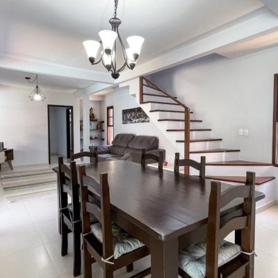 Casa Residencial com 340m², 3 quartos, 1 suíte, 2 garagens, no bairro Rio Tavares em Florianópolis