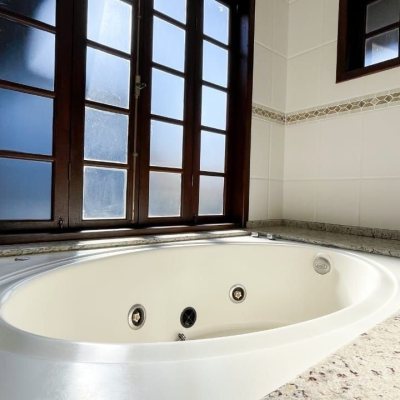 Casa Residencial com 340m², 3 quartos, 1 suíte, 2 garagens, no bairro Rio Tavares em Florianópolis