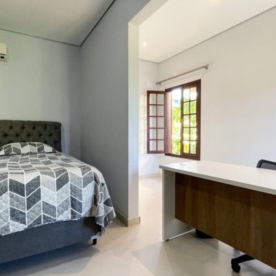 Casa Residencial com 340m², 3 quartos, 1 suíte, 2 garagens, no bairro Rio Tavares em Florianópolis