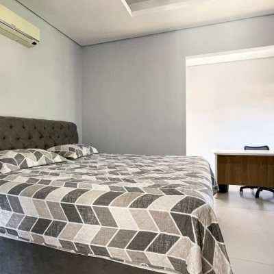 Casa Residencial com 340m², 3 quartos, 1 suíte, 2 garagens, no bairro Rio Tavares em Florianópolis