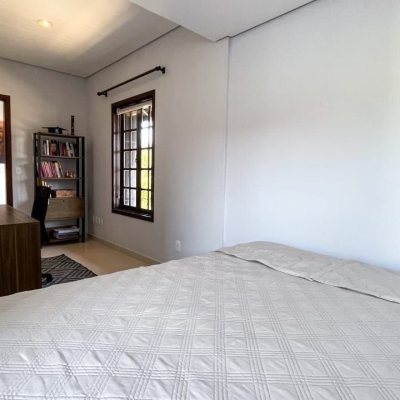 Casa Residencial com 340m², 3 quartos, 1 suíte, 2 garagens, no bairro Rio Tavares em Florianópolis