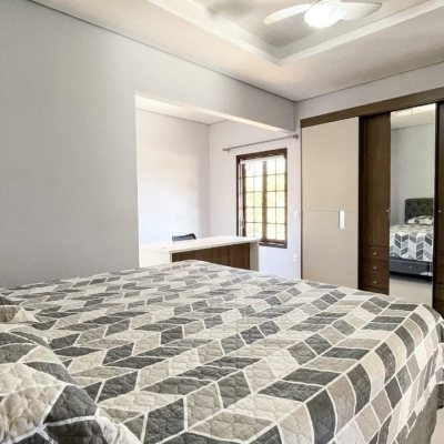 Casa Residencial com 340m², 3 quartos, 1 suíte, 2 garagens, no bairro Rio Tavares em Florianópolis