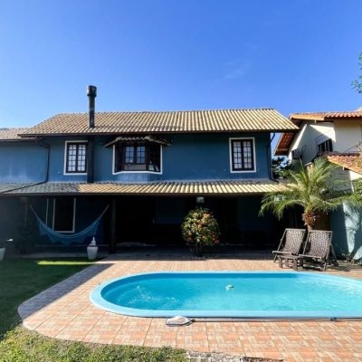 Casa Residencial com 340m², 3 quartos, 1 suíte, 2 garagens, no bairro Rio Tavares em Florianópolis