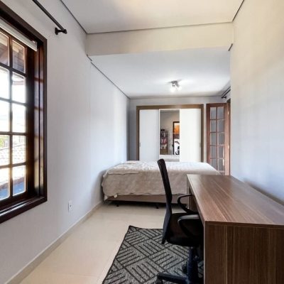 Casa Residencial com 340m², 3 quartos, 1 suíte, 2 garagens, no bairro Rio Tavares em Florianópolis