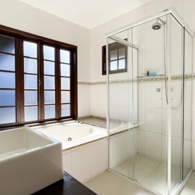 Casa Residencial com 340m², 3 quartos, 1 suíte, 2 garagens, no bairro Rio Tavares em Florianópolis