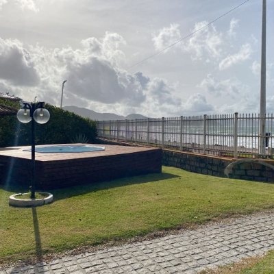 Casa Residencial com 316m², 7 quartos, 4 suítes, 2 garagens, no bairro Armação Do Pântano Do Sul em Florianópolis