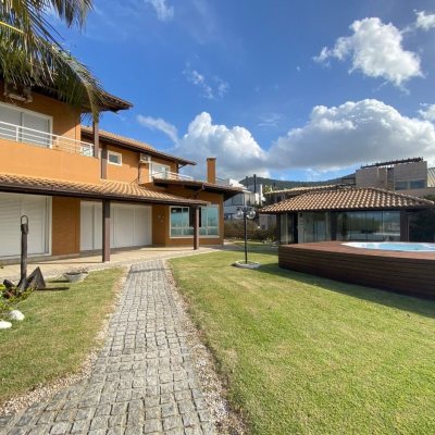 Casa Residencial com 316m², 7 quartos, 4 suítes, 2 garagens, no bairro Armação Do Pântano Do Sul em Florianópolis