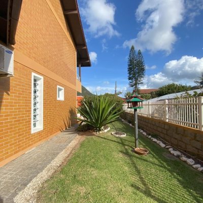 Casa Residencial com 316m², 7 quartos, 4 suítes, 2 garagens, no bairro Armação Do Pântano Do Sul em Florianópolis