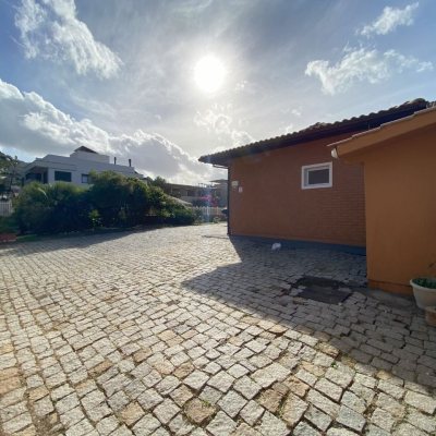 Casa Residencial com 316m², 7 quartos, 4 suítes, 2 garagens, no bairro Armação Do Pântano Do Sul em Florianópolis