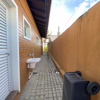 Casa Residencial com 316m², 7 quartos, 4 suítes, 2 garagens, no bairro Armação Do Pântano Do Sul em Florianópolis