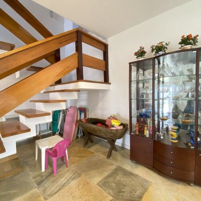 Casa Residencial com 316m², 7 quartos, 4 suítes, 2 garagens, no bairro Armação Do Pântano Do Sul em Florianópolis