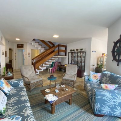 Casa Residencial com 316m², 7 quartos, 4 suítes, 2 garagens, no bairro Armação Do Pântano Do Sul em Florianópolis