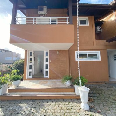 Casa Residencial com 316m², 7 quartos, 4 suítes, 2 garagens, no bairro Armação Do Pântano Do Sul em Florianópolis
