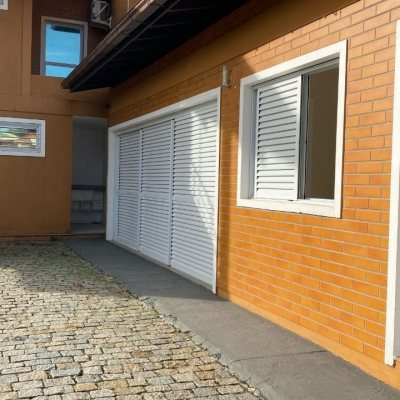 Casa Residencial com 316m², 7 quartos, 4 suítes, 2 garagens, no bairro Armação Do Pântano Do Sul em Florianópolis