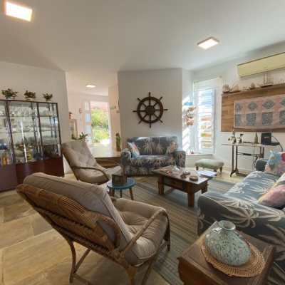 Casa Residencial com 316m², 7 quartos, 4 suítes, 2 garagens, no bairro Armação Do Pântano Do Sul em Florianópolis