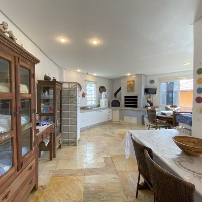 Casa Residencial com 316m², 7 quartos, 4 suítes, 2 garagens, no bairro Armação Do Pântano Do Sul em Florianópolis