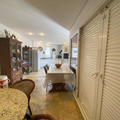 Casa Residencial com 316m², 7 quartos, 4 suítes, 2 garagens, no bairro Armação Do Pântano Do Sul em Florianópolis