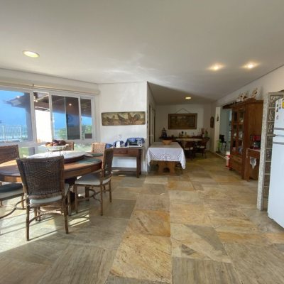 Casa Residencial com 316m², 7 quartos, 4 suítes, 2 garagens, no bairro Armação Do Pântano Do Sul em Florianópolis