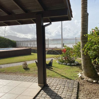 Casa Residencial com 316m², 7 quartos, 4 suítes, 2 garagens, no bairro Armação Do Pântano Do Sul em Florianópolis