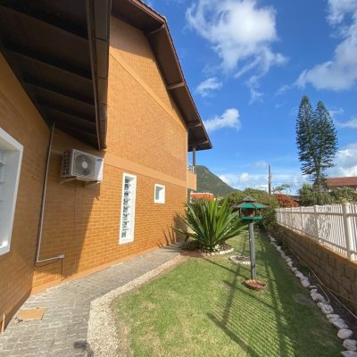 Casa Residencial com 316m², 7 quartos, 4 suítes, 2 garagens, no bairro Armação Do Pântano Do Sul em Florianópolis