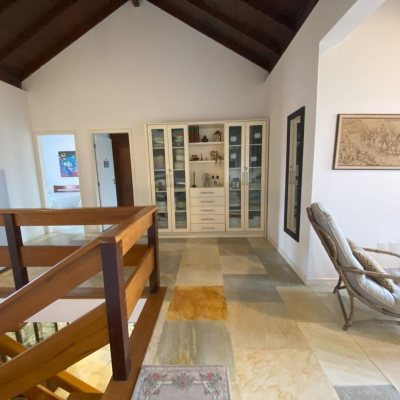 Casa Residencial com 316m², 7 quartos, 4 suítes, 2 garagens, no bairro Armação Do Pântano Do Sul em Florianópolis