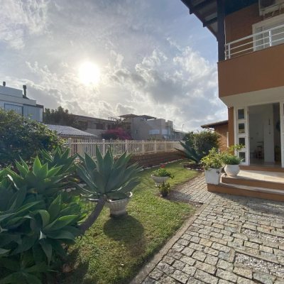Casa Residencial com 316m², 7 quartos, 4 suítes, 2 garagens, no bairro Armação Do Pântano Do Sul em Florianópolis