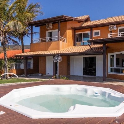 Casa Residencial com 316m², 7 quartos, 4 suítes, 2 garagens, no bairro Armação Do Pântano Do Sul em Florianópolis