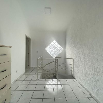 Casa Residencial com 210m², 3 quartos, 2 suítes, 3 garagens, no bairro Ingleses do Rio Vermelho em Florianópolis