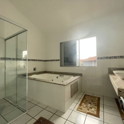 Casa Residencial com 210m², 3 quartos, 2 suítes, 3 garagens, no bairro Ingleses do Rio Vermelho em Florianópolis