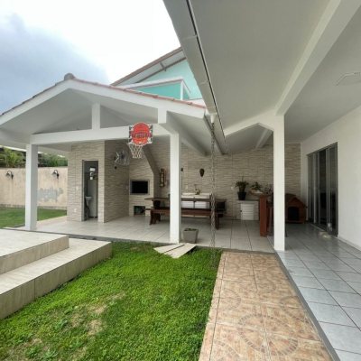 Casa Residencial com 210m², 3 quartos, 2 suítes, 3 garagens, no bairro Ingleses do Rio Vermelho em Florianópolis