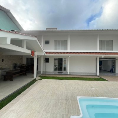 Casa Residencial com 210m², 3 quartos, 2 suítes, 3 garagens, no bairro Ingleses do Rio Vermelho em Florianópolis