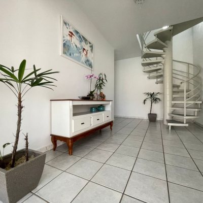 Casa Residencial com 210m², 3 quartos, 2 suítes, 3 garagens, no bairro Ingleses do Rio Vermelho em Florianópolis