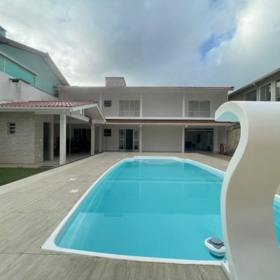 Casa Residencial com 210m², 3 quartos, 2 suítes, 3 garagens, no bairro Ingleses do Rio Vermelho em Florianópolis