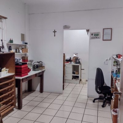 Casa Residencial/Comercial com 326m², 7 garagens, no bairro Estreito em Florianópolis