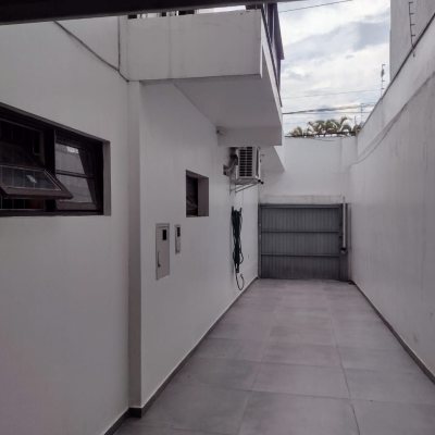 Casa Residencial/Comercial com 326m², 7 garagens, no bairro Estreito em Florianópolis