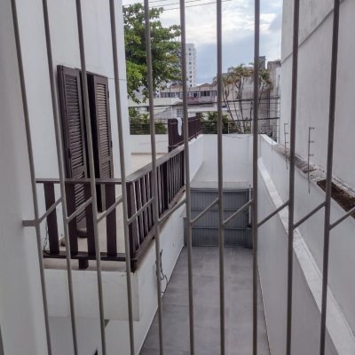 Casa Residencial/Comercial com 326m², 7 garagens, no bairro Estreito em Florianópolis