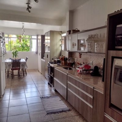 Casa Residencial/Comercial com 326m², 7 garagens, no bairro Estreito em Florianópolis