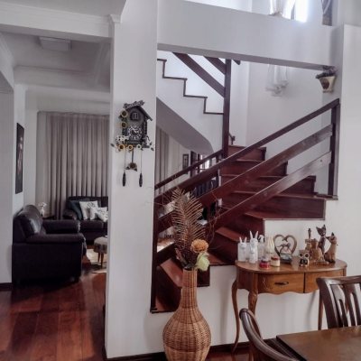 Casa Residencial/Comercial com 326m², 7 garagens, no bairro Estreito em Florianópolis