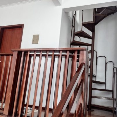 Casa Residencial/Comercial com 326m², 7 garagens, no bairro Estreito em Florianópolis