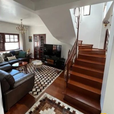 Casa Residencial/Comercial com 326m², 7 garagens, no bairro Estreito em Florianópolis