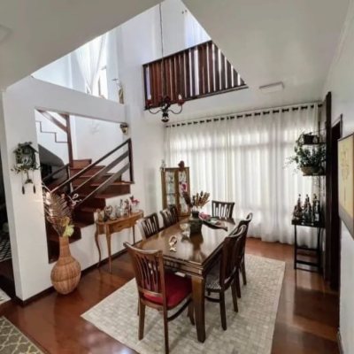 Casa Residencial/Comercial com 326m², 7 garagens, no bairro Estreito em Florianópolis