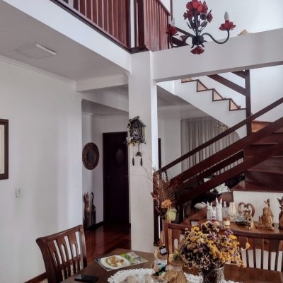 Casa Residencial/Comercial com 326m², 7 garagens, no bairro Estreito em Florianópolis