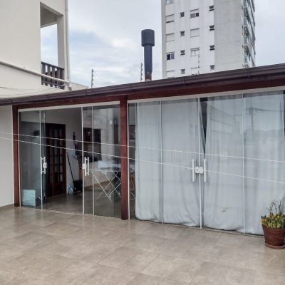Casa Residencial/Comercial com 326m², 7 garagens, no bairro Estreito em Florianópolis