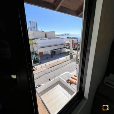 Casa Residencial/Comercial com 326m², 7 garagens, no bairro Estreito em Florianópolis
