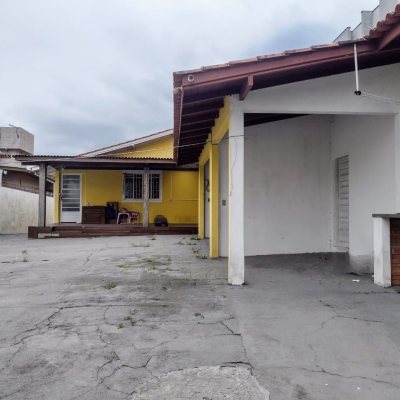 Casa Residencial com 169m², 3 quartos, 1 suíte, 2 garagens, no bairro Capoeiras em Florianópolis