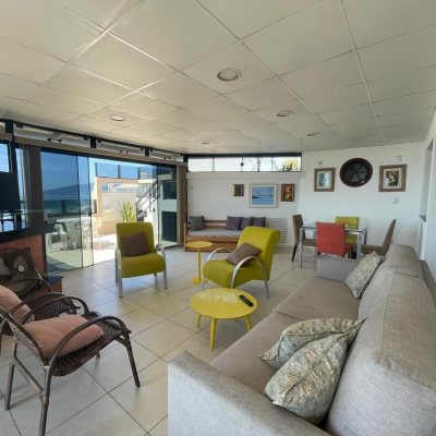 Cobertura com 216m², 4 quartos, 3 suítes, 2 garagens, no bairro Ingleses do Rio Vermelho em Florianópolis