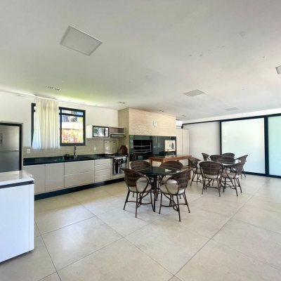 Cobertura com 216m², 4 quartos, 3 suítes, 2 garagens, no bairro Ingleses do Rio Vermelho em Florianópolis