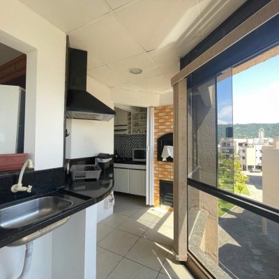 Cobertura com 216m², 4 quartos, 3 suítes, 2 garagens, no bairro Ingleses do Rio Vermelho em Florianópolis