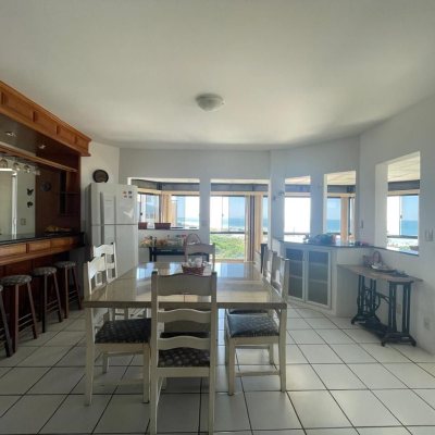 Cobertura com 216m², 4 quartos, 3 suítes, 2 garagens, no bairro Ingleses do Rio Vermelho em Florianópolis